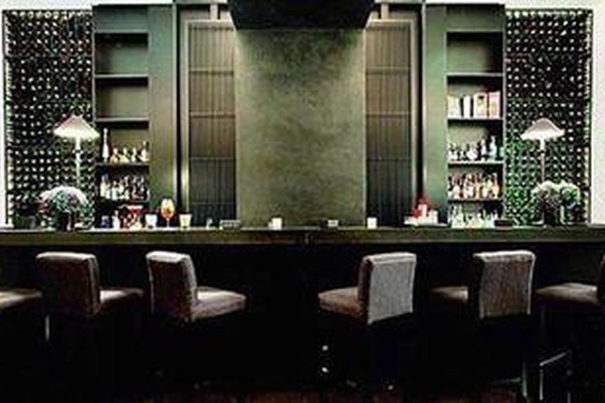 Suasana bar di Shy Resto and Lounge di Kemang, Jaksel, yang romantis dan penuh kehangatan.