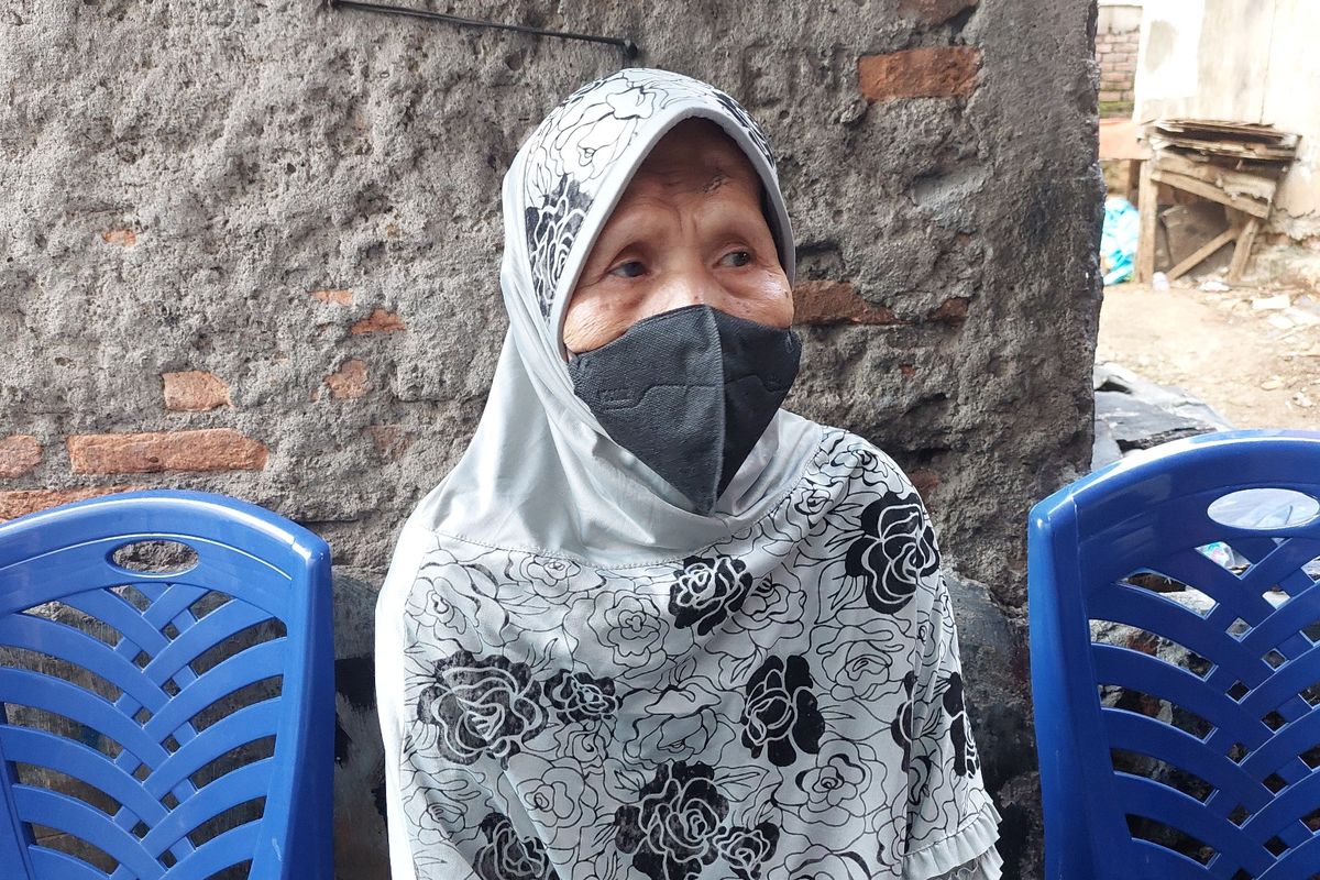 Rumiyati (60) Ibunda salah satu korban kecelakaan truk Pertamina di Cibubur, Jalan Transyogi wilayah Bekasi, Jawa Barat, tenagh menanti kedatangan jenazah anak sulungnya, di Palmerah, Jakarta Barat, Selasa (19/7/2022).