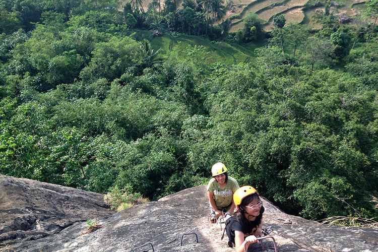 Memanjat tebing Gunung Parang, Purwakarta, menggunakan teknik yang disebut via ferrata atau naik menggunakan tangga baja, Minggu (2/7/2017)