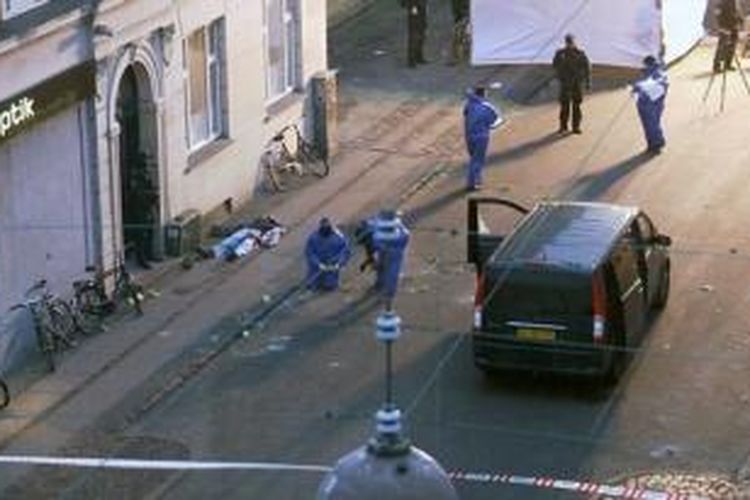 Omar Abdel Hamid El-Hussein (22), tersangka penembakan di kafe Krudttoenden, Kopenhagen akhir pekan lalu, tewas ditembak polisi pada Minggu dini hari di dekat stasiun kereta ibu kota Denmark itu.