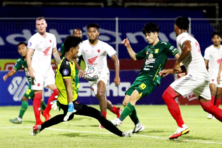 Pemain asing Persebaya Surabaya Taisei Marukawa melakukan tendangan dan dihalau kiper PSM Makassar Hilman Syah pada pertandingan pekan 19 Liga 1 2021 yang berakhir dengan skor 2-1 di Stadion I Gusti Ngurah Rai Denpasar, Jumat (14/1/2021) malam.