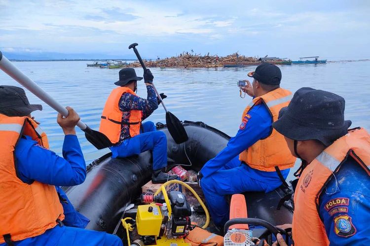 Proses pencarian 4 orang hilang banjir Torue, Ditpolairud sisir menggunakan perahu karet, Sabtu (30/7/2022) 