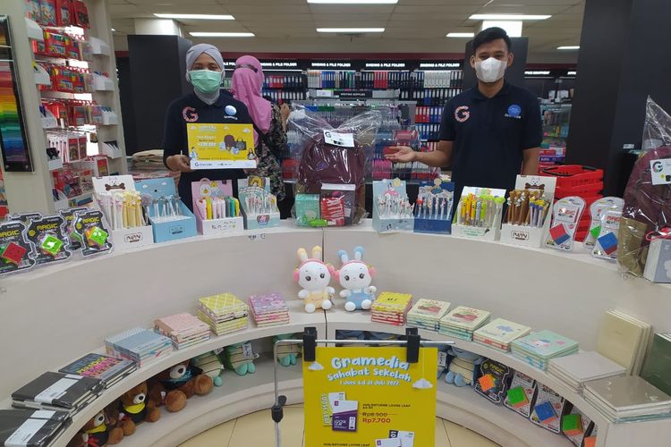 Staf Gramedia Solo Slamet Riyadi menunjukkan paket sekolah dengan harga khusus, Minggu (19/6/2022).