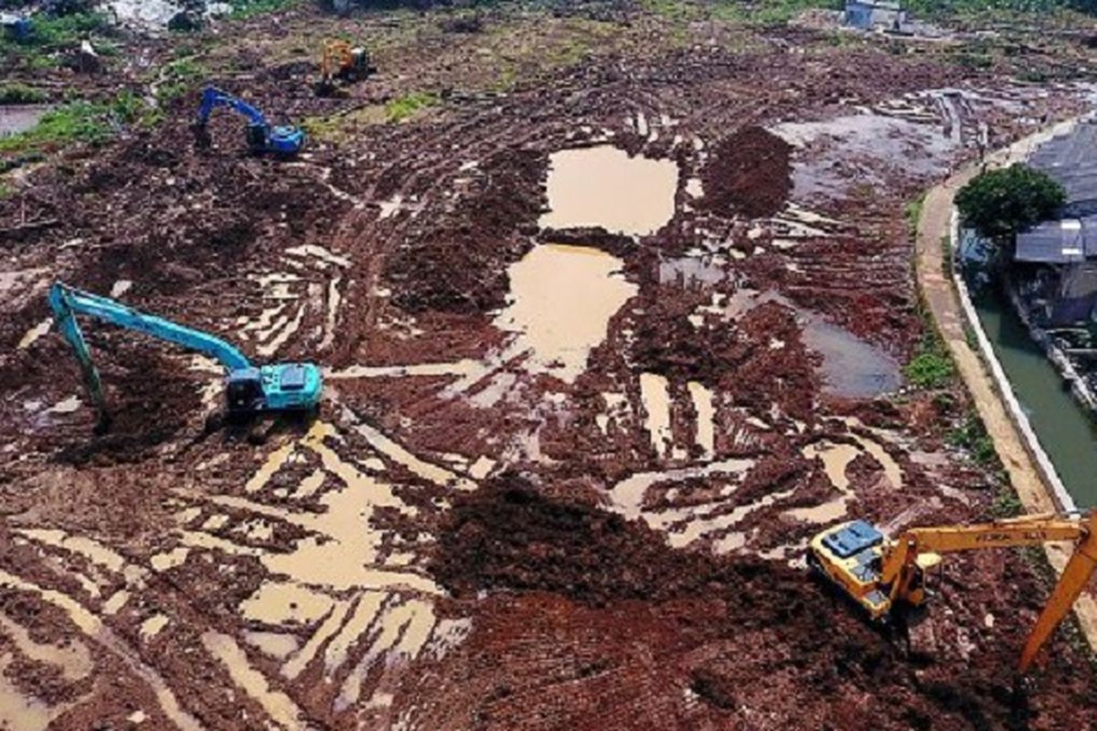 Aktivitas pengerukan Waduk Cimanggis di Cibubur, Jakarta Timur, Kamis (23/2). Menurut Balai Besar Wilayah Sungai Ciliwung Cisadane, pengerukan Waduk Cimanggis adalah solusi untuk antisipasi luapan Sungai Cipinang yang sebagian besar bantarannya sudah penuh rumah. 