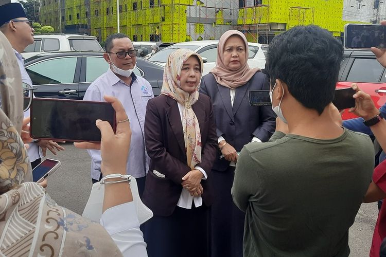 Rektor UIN Raden Fatah Palembang Prof Dr Nyayu Khodijah saat mengantarkan 19 orang siswanya ke Polda Sumsel untuk menjalani pemeriksaan sebagai saksi terkait kasus penganiayaan, Senin (21/11/2022).