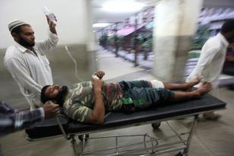 Seorang warga Pakistan dilarikan ke rumah sakit setelah terluka akibat baku tembak antara tentara Pakistan dan India di perbatasan yang disengketakan kedua negara, Jumat (28/8/2015).