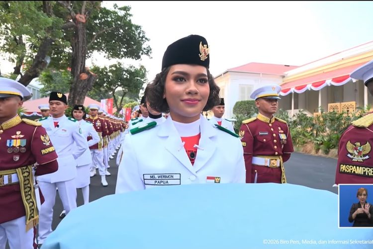 Neeltje Deliana, Putri Asal Papua Jadi Pembawa Baki Upacara Penurunan Bendera di Istana