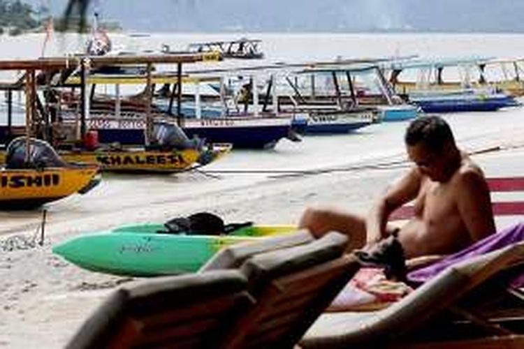 Wisatawan bersantai di Pulau Gili Trawangan, Lombok, Kamis (4/2/2016). Gili Trawangan adalah pulau dengan kunjungan wisata tertinggi di antara Pulau Gili lainnya yaitu Gili Air dan Gili Meno dan menjadi andalan wisata di Nusa Tengara Barat. 