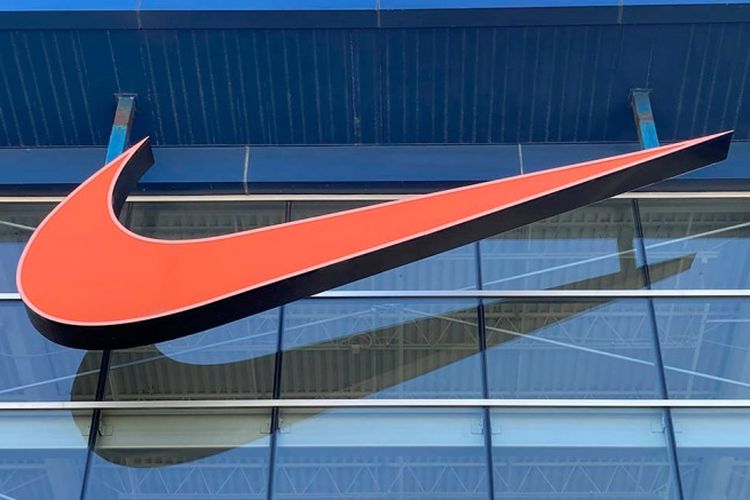 Logo Swoosh milik produsen sepatu dan perlengkapan olahraga asal AS, Nike, bisa dibilang sebagai salah satu logo paling ikonik di dunia. Tak mengherankan jika banyak pihak menduga nilai logo ini mencapai belasan miliar US Dollar.