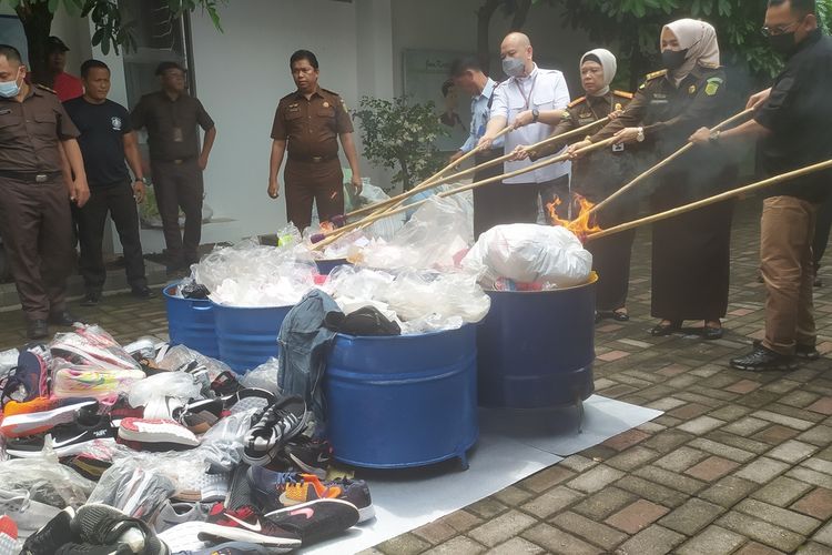 Kejari Semarang musnahkan ribuan sepatu dan sandal merk nike palsu. Rabu (23/11/2022)