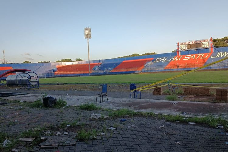 Garis polisi terlihat di dalam area Stadion Kanjuruhan, diduga buntut adanya pengrusakan pagar Stadion Kanjuruhan.