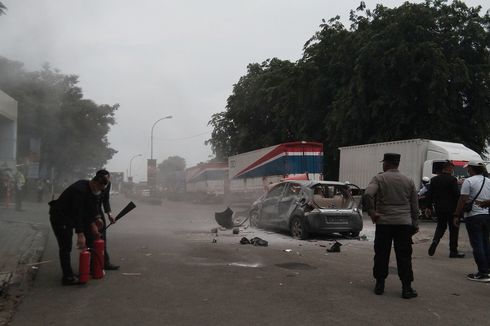 Mencekam, Detik-detik Kerusuhan Ormas di Karawang, Mobil Dihancurkan, Pengemudi Dikeroyok