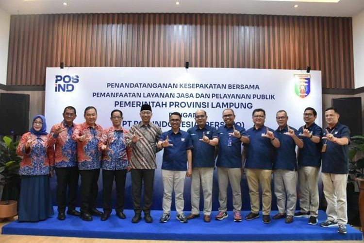 Jajaran Pemprov Lampung dan Pos Indonesia saat penandatanganan kerja sama.