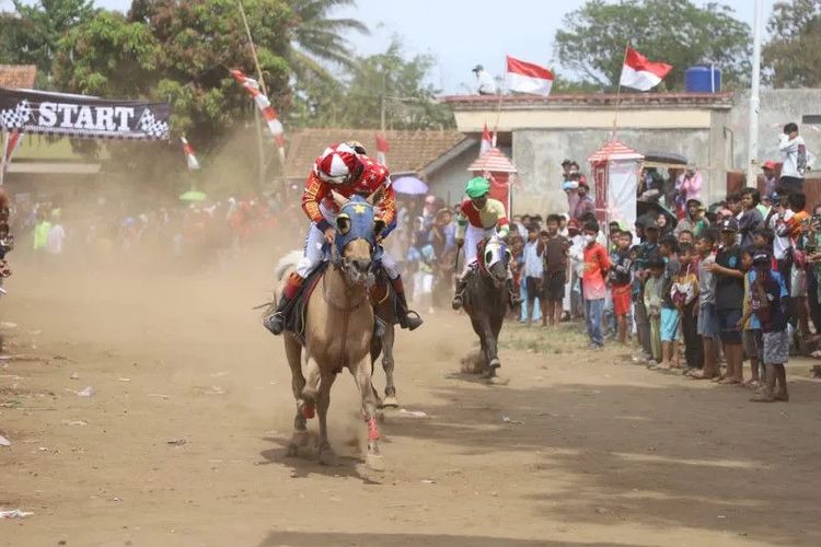 Sejumlah atlet memacu kudanya dalam pertandingan Pacuan Kuda Tahun 2022 yang diselenggarakan di lapangan Sentra Bhakti Cihuni, Desa Cimaragas, Kecamatan Pangatikan, Kabupaten Garut, Jawa Barat, Minggu (28/8/2022).