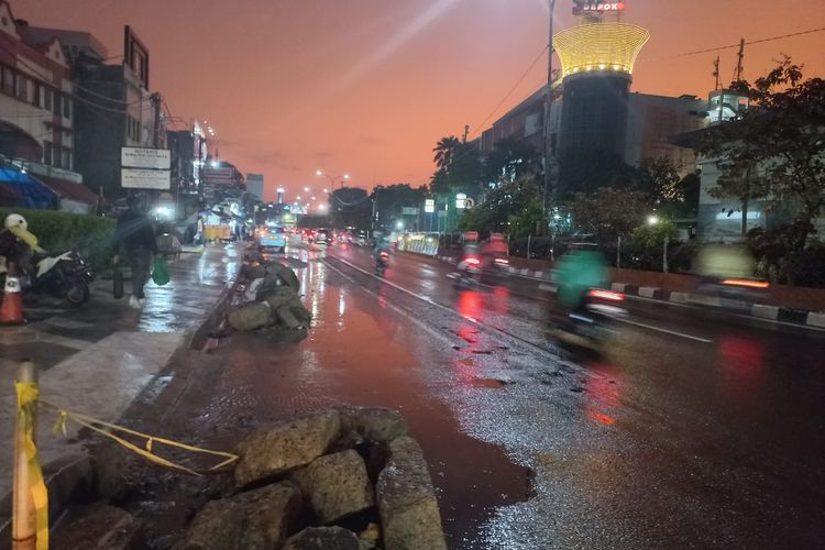 Situasi terkini di Jalan Raya Margonda tepat di depan Ramayana, setelah terendam banjir imbas diguyur hujan deras pada Senin (28/11/2022).