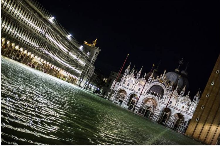 Kota Venesia saat terendam banjir di malam hari.