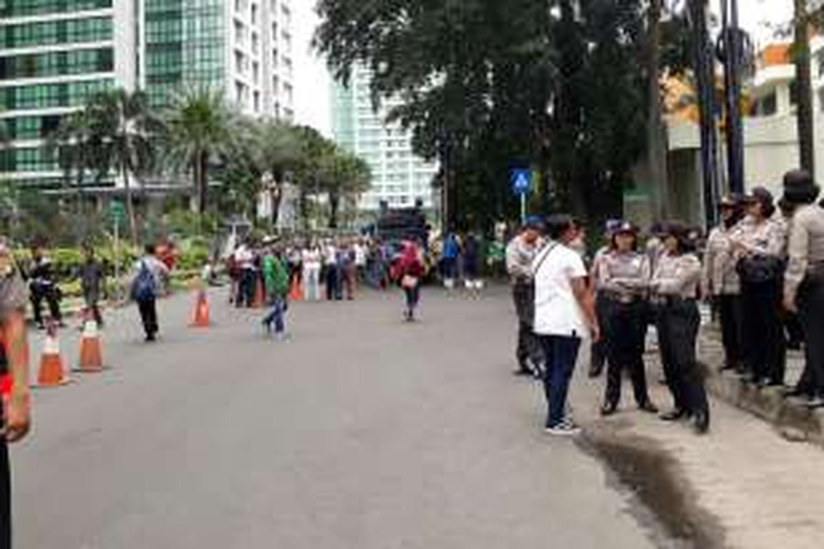 Polisi mengawal unjuk rasa driver GrabBike di kantor Grab Indonesia di Jalan Denpasar, Kuningan, Jakarta Selatan. Kamis (5/1/2017)