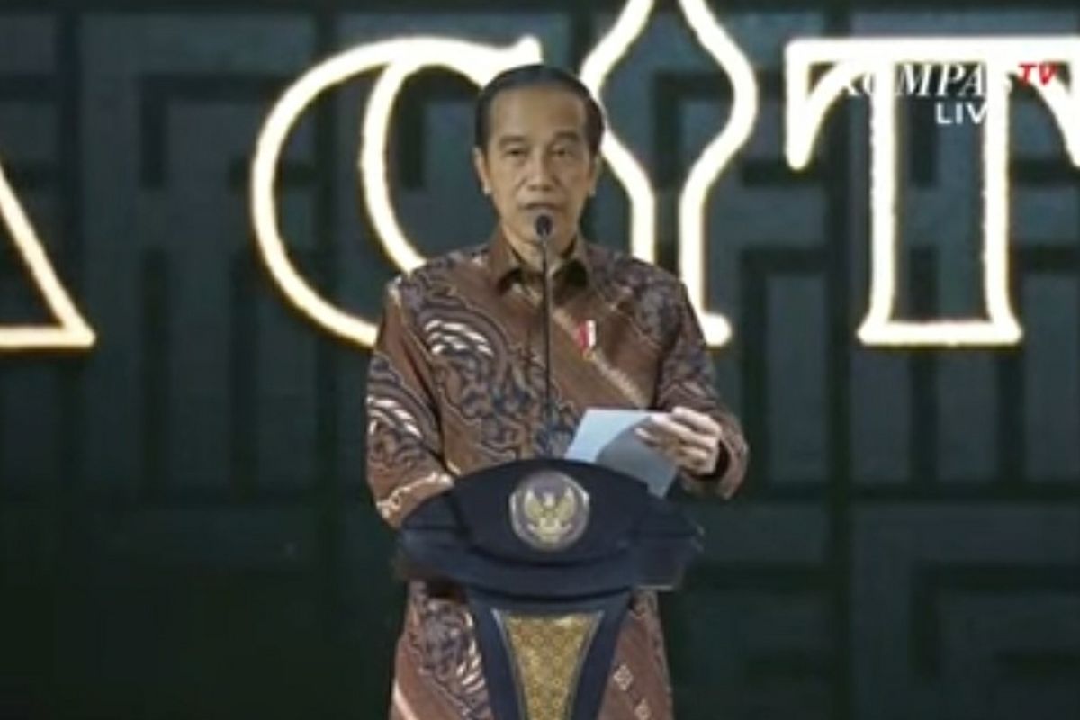 Presiden Joko Widodo menyampaikan sambutan pada malam puncak penganugerahan Piala Citra Festival Film Indonesia (FFI) 2021 yang digelar di Jakarta Convention Center, Rabu (10/11/2021).