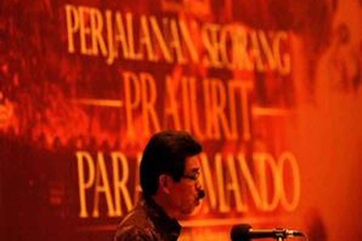 Mantan Danjen Kopassur Mayjen TNI (Purn) Sintong Panjaitan memberikan sambutan saat peluncuran bukunya di Balai Sudirman, Jakarta Selatan, Rabu (11/3). Buku yang berjudul Perjalanan Seorang Prajurit Para Komando ini memuat berbagai pengalaman dan pandangan lulusan Akademi Militer angkatan 63 semasa aktif dalam dunia militer. 