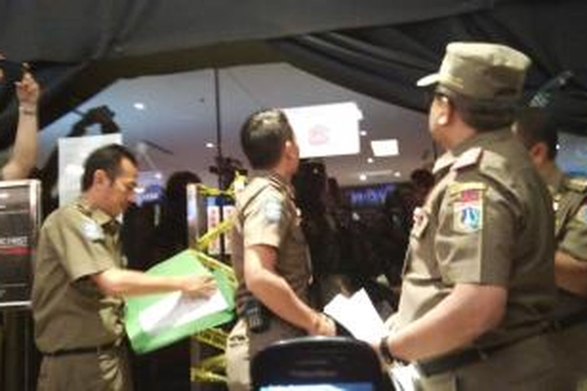 Satpol PP menyegel salah satu klinik Chiropractic First di Grand Indonesia, Jalan M.H Thamrin, Rabu (13/1/2016). 