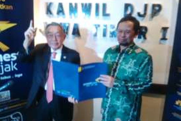 Alim Markus menerima SKPP dari Kakanwil Ditjen Pajak Jatim, Selasa (26/9/2016). 