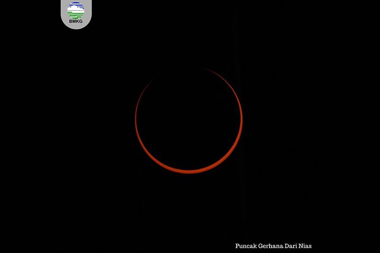 Penampakan puncak gerhana matahari cincin yang diabadikan oleh Tim BMKG dari Nias Utara, Sumatera Utara, Kamis (26/12/2019). Menurut daftar yang dirilis BMKG, fenomena astronomi gerhana matahari cincin akan melewati 25 kota/kabupaten di Indonesia pada Kamis hari ini.