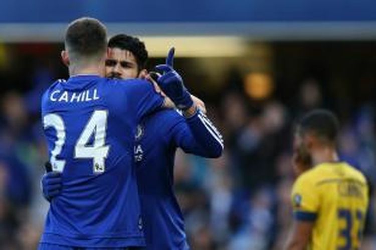 Penyerang Chelsea, Diego Costa, merayakan gol ke gawang Scunthorpe United dengan memeluk Gary Cahill, pada laga putaran ketiga Piala FA di Stadion Stamford Bridge, Minggu (10/1/2016).