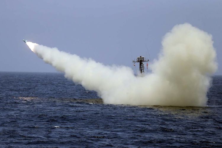 Foto tertanggal 18 Juni 2020 menunjukkan uji coba rudal yang dilakukan militer Iran. Sebuah kapal perang meluncurkan rudal yang diklaim dapat menempuh jarak 280 kilometer. Uji coba ini dilakukan di Teluk Oman, utara Samudra Hindia.