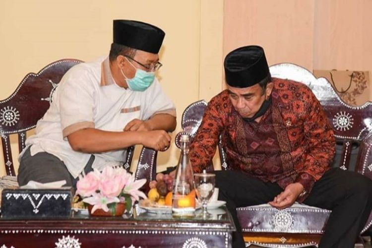 Gubernur  NTB, Zulkieflimansyah dan Mentri Agama Facrul Rozi sempat kontak dan nampak bergantian tiadak tepat mengenakan masker, Kamis (17/9/2020), saat Menag melakukan kunjungan ke Mataram, NTB, 16-17 September 2020, sebelum Menag dinyatakan Positif covid19. Menag dinyatakan  positif covid19 17 September 2020, setelah dari NTB.