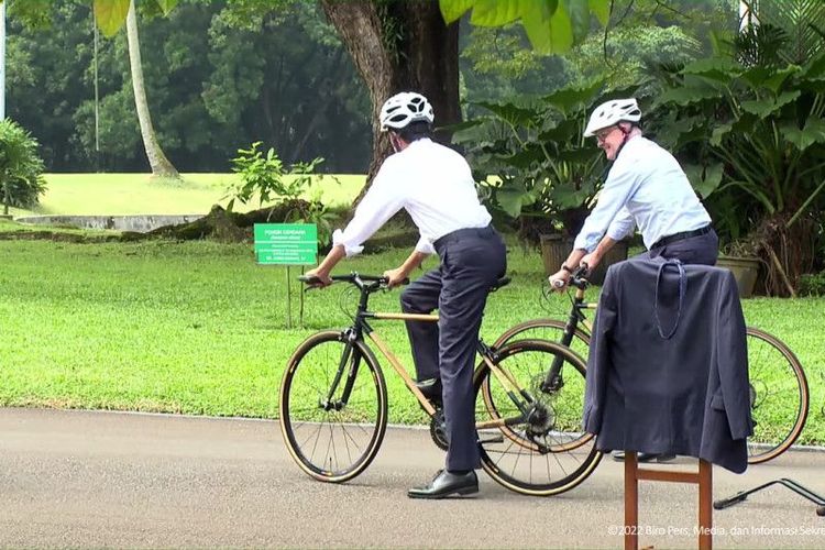Tangkapan layar Presiden RI Joko Widodo dan PM Australia Anthony Albanese menaiki sepeda rangka bambu di Kebun Raya Bogor, Jawa Barat, Indonesia Senin (6/6/2022). 
