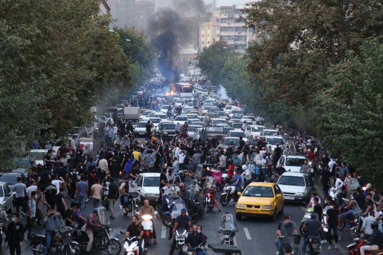 Demonstran Iran turun ke jalan-jalan di Ibu Kota Teheran selama melakukan protes terhadap tindakan aparat kepada Mahsa Amini, beberapa hari setelah dia meninggal dalam tahanan polisi. 
