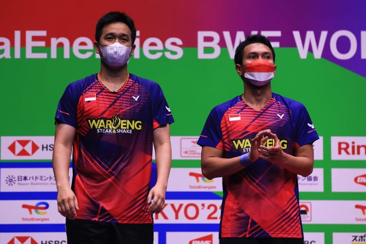 Pasangan ganda putra Indonesia, Mohammad Ahsan/Hendra Setiawan, bereaksi pada seremoni pemberian medali BWF World Championship 2022 atau Kejuaraan Dunia BWF 2022 di Tokyo Metropolitan Gymnasium, Jepang, Minggu (28/8/2022) siang WIB. Selanjutnya, para pebulu tangkis akan bertanding di Japan Open 2022 pada 30 Agustus-4 September 2022. 