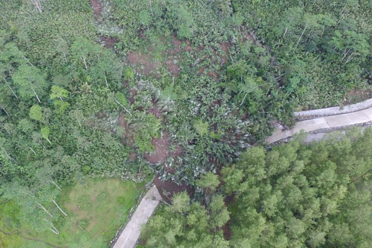 Longsor melanda kawasan Desa Paweden Kecamatan Karangkobar Kabupaten Banjarnegara setelah hujan deras turun sejak Kamis (8/2/2018) hingga Jumat (9/2/2018) dini hari.