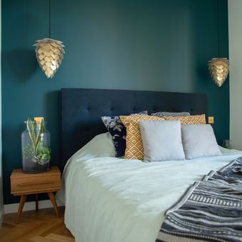 Ilustrasi kamar tidur dengan warna cat dinding biru-hijau.