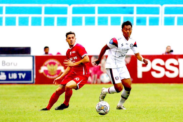 Pemain Arema FC Rizky Dwi berhasil melewati pemain asing Persis Solo Alexis Messidoro saat pertandingan pekan ke-13 Liga 1 2022-2023 yang berakhir dengan skor 2-1 di Stadion Jatidiri Semarang, Minggu (11/12/2022) sore.