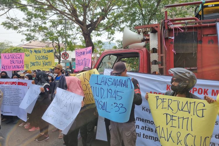 Ratusan warga penghuni rumah dinas KAI saat datangi Kantor Daop 8 Surabaya, Selasa (4/7/2023)