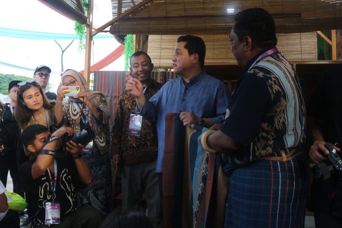 Menteri BUMN Erick Thohir mengunjungi booth UMKM di Waterfront Labuan Bajo pada Rabu (10/5/2023)