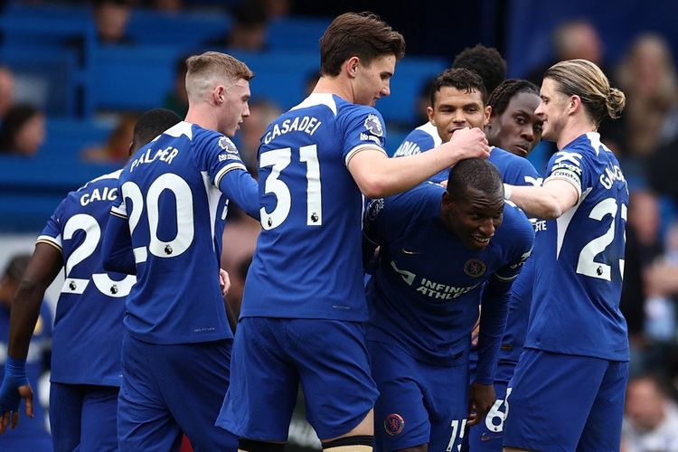 Para pemain Chelsea merayakan gol Nicolas Jackson dalam laga melawan West Ham di Stadion Stamford Bridge, Minggu (5/5/2024) malam WIB. Duel Chelsea vs West Ham berakhir dengan skor 5-0.