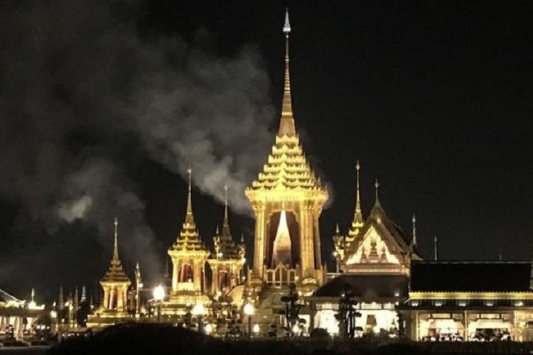 Asap tampak mengepul dari paviliun utama perabuan untuk Raja Thailand, Bhumibol Adelyadej, Kamis (26/10/2017) tengah malam.

