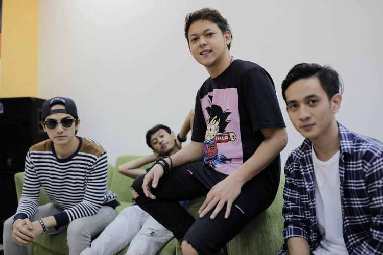 Personel Band Friday berpose usai wawancara di kantor Redaksi Kompas.com, Palmerah Barat, Jakarta Pusat, pada Senin (27/3/2017).
