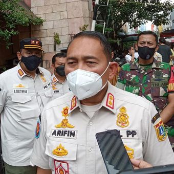 Kepala Satpol PP DKI Jakarta Arifin, dalam kegiatan operasi penegakan prokes masker di Pasar Baru, Jumat (4/2/2022)