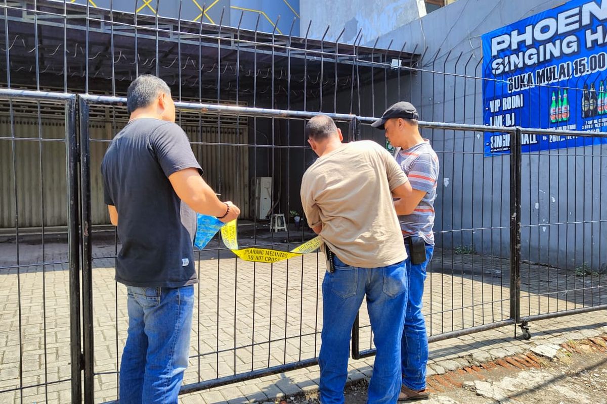Polisi saat menutup club di Jalan Kenjeran, usai terjadi penusukan 