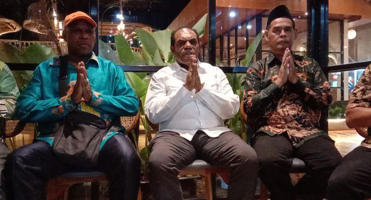 Profil Piter Gusbager, dari Dosen hingga Bupati 2 Periode Keerom