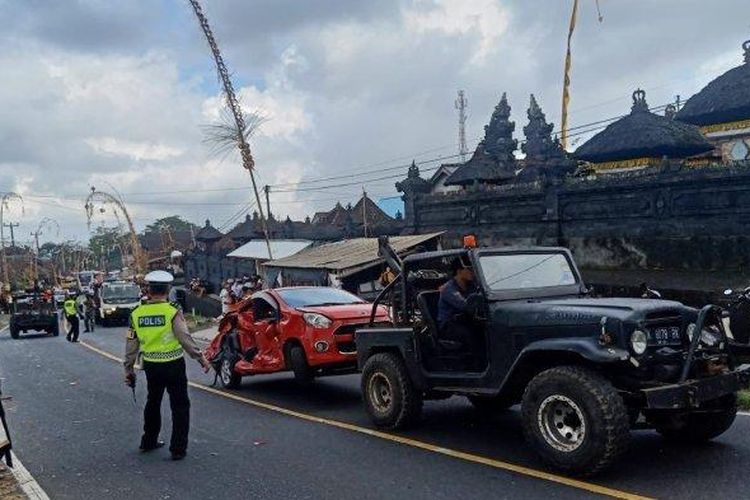 Evakuasi salah satu mobil yang tertabrak bus di Pacung, Baturiti, Tabanan Sabtu 18 Juni 2022. 

