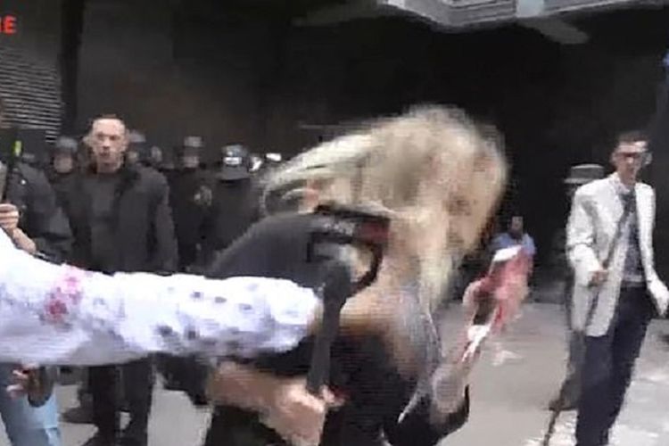 Potongan rekaman video yang memperlihatkan jurnalis Ukraina Darina Bilera dipukul seorang pengunjuk rasa ketika melaporkan aksi demonstrasi menentang keputusan ekstradisi seorang prajurit ke Rusia.