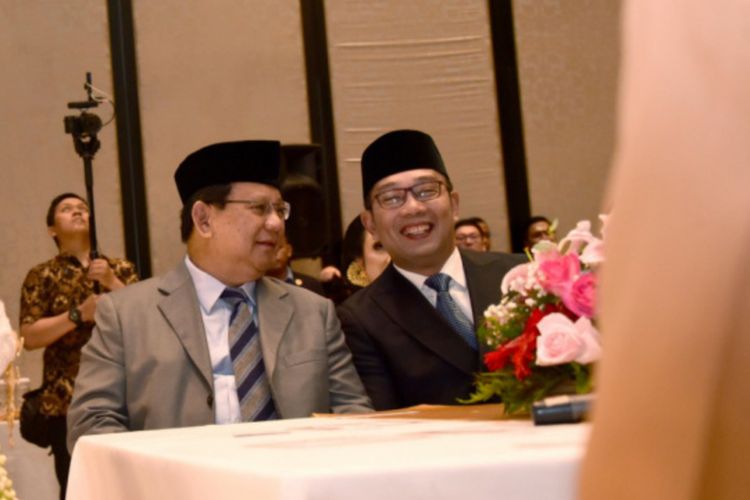 Gubernur Jawa Barat Ridwan Kamil bertemu dengan Menteri Pertahanan yang juga Ketua Umum Partai Gerindra Prabowo Subianto. Pertemuan keduanya berlangsung di Bandung saat menjadi saksi nikah putri Ketua DPRD Jabar Taufik Hidayat, Sabtu (8/2/2020) kemarin.