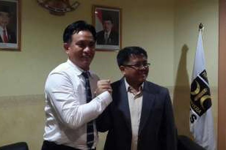 Bakal calon gubernur DKI Jakarta, Yusril Ihza Mahendra (kiri) dan Presiden Partai Keadilan Sejahtera (PKS) Sohibul Iman di kantor Dewan Pimpinan Tingkat Pusat (DPTP) PKS, Jakarta Selatan, Selasa (22/3/2016).