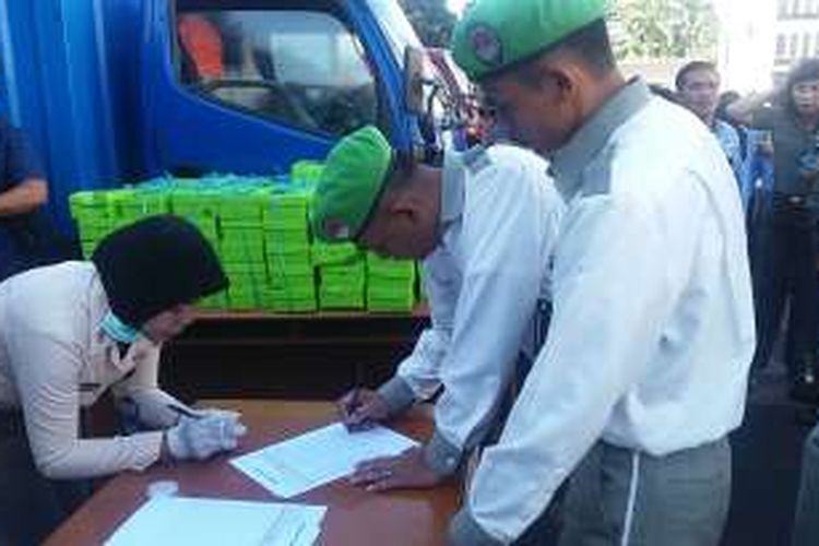 Kementerian Pertahanan melaksanakan tes urin bagi sekitar 5.000 jajarannya di Lapangan Kantor Kementerian Pertahanan, Jakarta, Senin (18/4/2016)