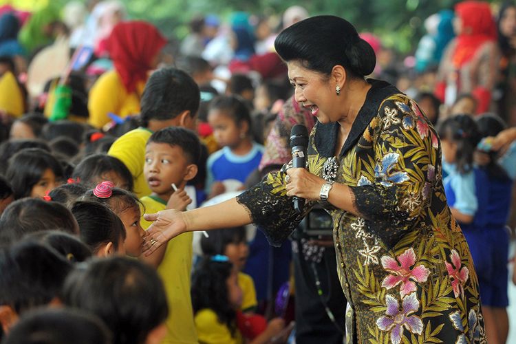 Ani Yudhoyono menyapa anak-anak yang mengikuti Gebyar Pendidikan Anak Usia Dini (PAUD) dan pembukaan lokakarya Bunda PAUD 2014 di Ecopark Taman Impian Jaya Ancol, Jakarta, Rabu (4/6/2014). Bunda PAUD merupakan inisiatif gerakan masyarakat untuk peduli pada kemajuan pendidikan anak usia dini di Indonesia.