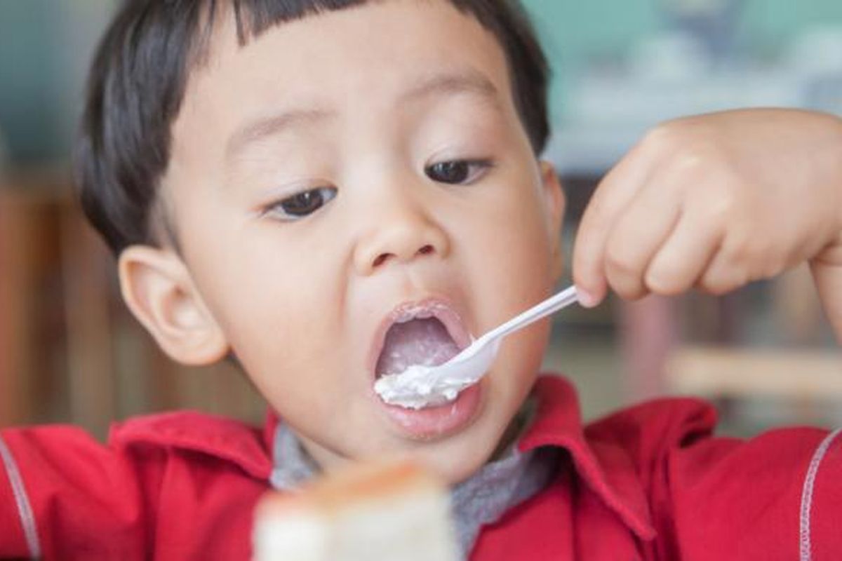 Ilustrasi anak makan